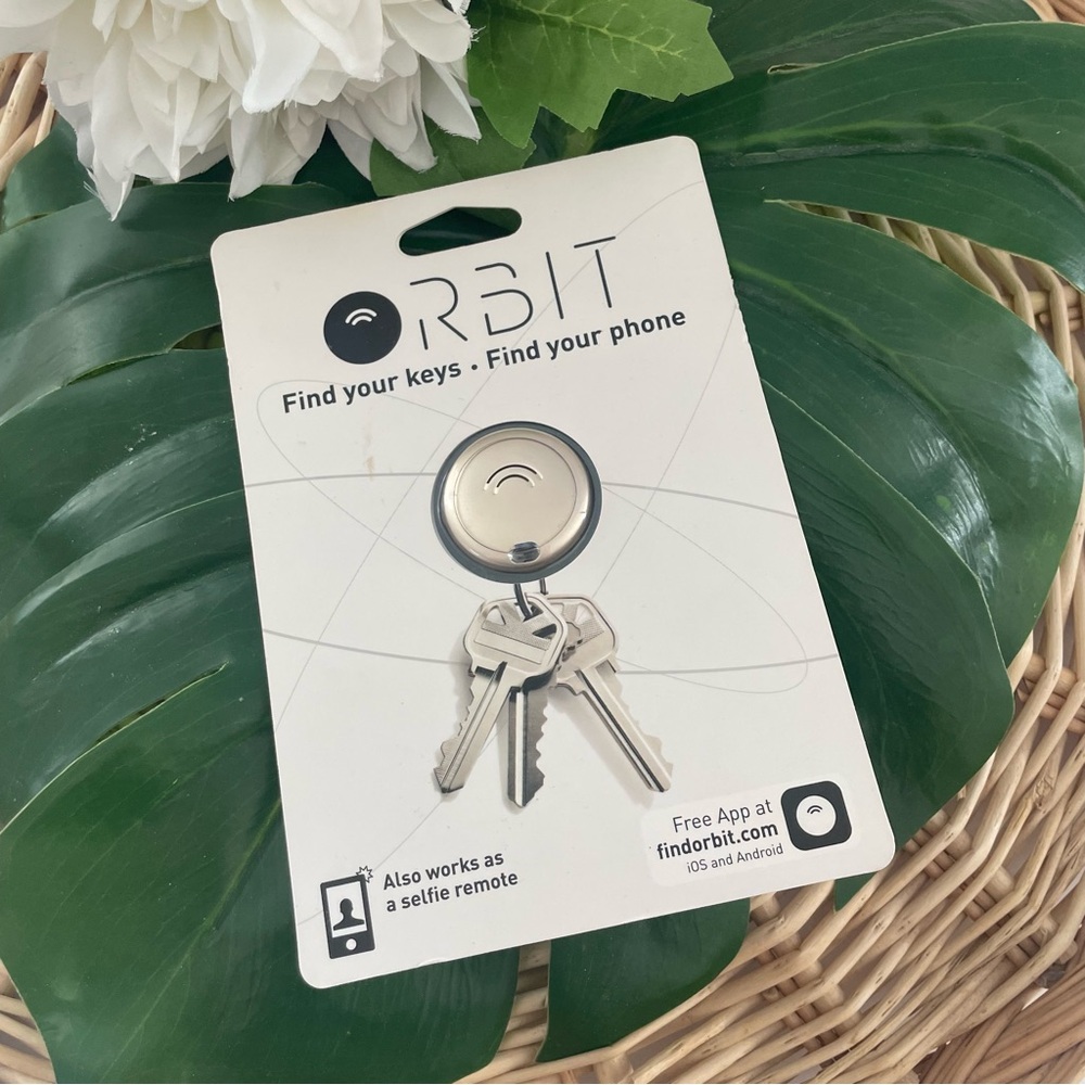 ORBIT tracker Find Your Keys/Phone Selfie Remote Waterproof IPhone & Android NWT